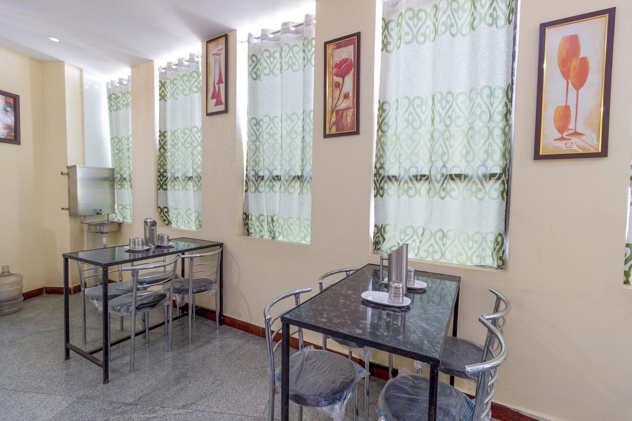 Oyo 7627 Royal Plaza Hotel Hyderabad Exterior foto