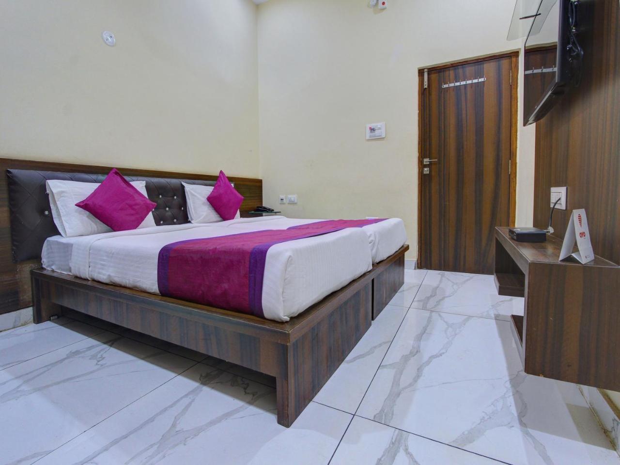 Oyo 7627 Royal Plaza Hotel Hyderabad Exterior foto