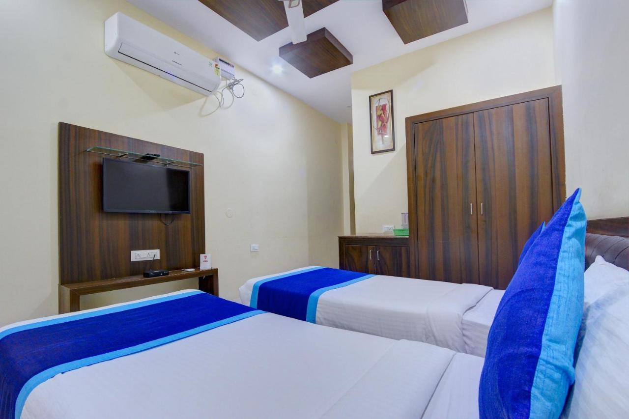 Oyo 7627 Royal Plaza Hotel Hyderabad Exterior foto
