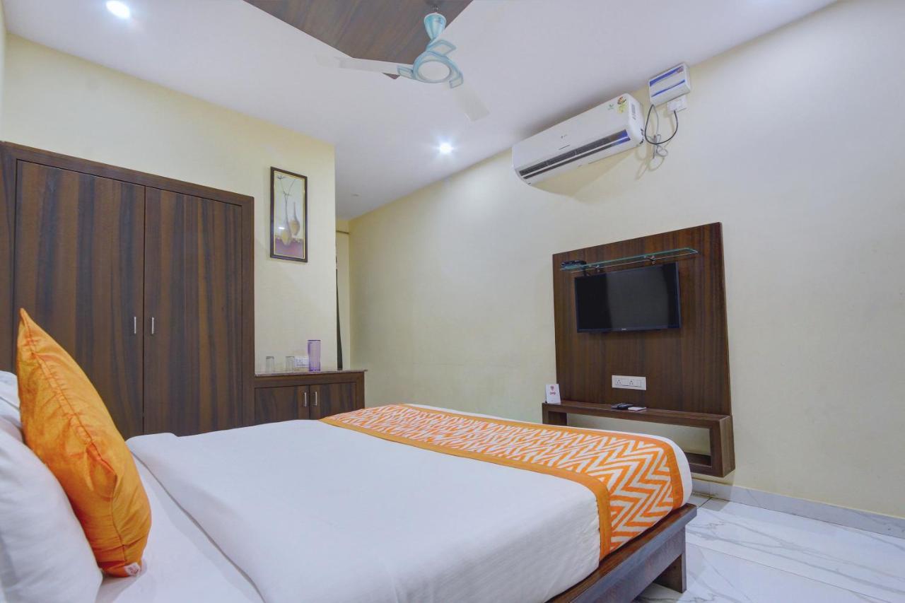 Oyo 7627 Royal Plaza Hotel Hyderabad Exterior foto